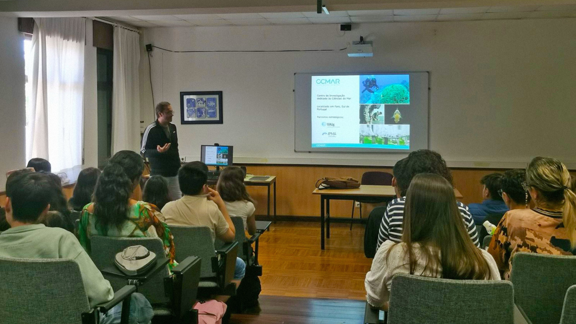 João Cardoso a dar uma palestra sobre Alterações Climáticas na Escola Secundária Pinheiro e Rosa, em Faro.